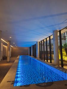 Swimmingpoolen hos eller tæt på Apartamento Luxo VOlimpia