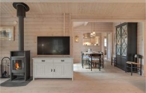 Televisyen dan/atau pusat hiburan di Pet Friendly Home In Hornbæk With Wifi