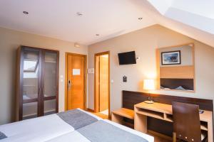 ein Schlafzimmer mit Schreibtisch, Bett und Schreibtisch in der Unterkunft Alda Barraña Playa in Boiro