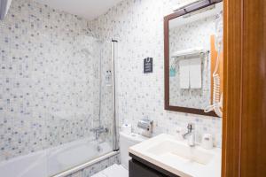 ein Badezimmer mit Waschbecken, Dusche und Toilette in der Unterkunft Alda Barraña Playa in Boiro + 38 Fotos