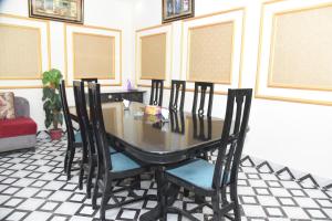 a table and chairs in a living room at Hotel new royal palace in Lahore