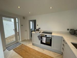 une cuisine avec une cuisinière et un comptoir dans l'établissement Seaside Retreat - Sleeps 5 garden & parking, à Cromer 10 autres photos
