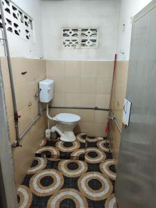 パシール・プトゥにあるQu Homestayのタイルフロアのバスルーム(トイレ付) +7枚の写真