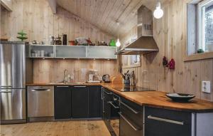 eine Küche mit Holzwänden und einer Holzoberfläche in der Unterkunft Sjusjøen Pihl 4020 in Sjusjøen