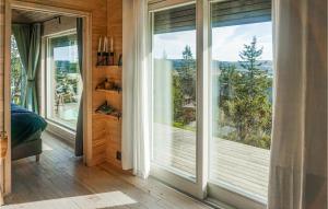 Schlafzimmer mit einem großen Fenster mit Aussicht in der Unterkunft Sjusjøen Pihl 4020 in Sjusjøen + 23 Fotos