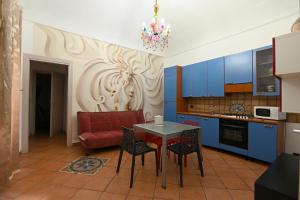 a kitchen with a red couch and a table and chairs at B&B L'Infiorescenza new in Syracuse