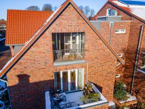 una vista aérea de una casa de ladrillo con balcón en Ferienwohnung Küstenhaus, en Esens