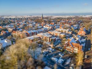 una vista aérea de una ciudad en la nieve en Ferienwohnung Küstenhaus, en Esens