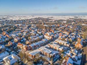 una vista aérea de una ciudad con edificios azules en Ferienwohnung Küstenhaus, en Esens 47 fotos más