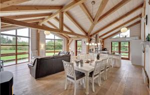 EjstrupにあるHoliday Home Rørbækvej Ejstrupholm Viのテーブルと椅子のあるダイニングルーム