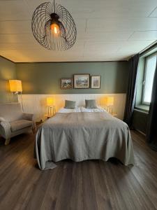 Postel nebo postele na pokoji v ubytování Strand City Hotel