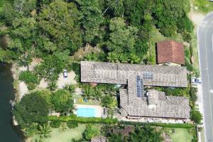 una vista aérea de una casa con piscina en Pousada Rumo dos Ventos, en Paraty