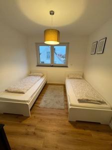 two beds in a room with a window at Charmante 3ZimmerWhg in top Lage in Gießen