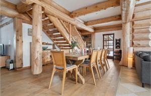 Un comedor con mesa y sillas de madera. en Stunning Home In Nimtofte With Kitchen, en Nimtofte