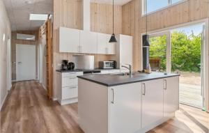 Η κουζίνα ή μικρή κουζίνα στο Cozy Home In Nexø With Kitchen
