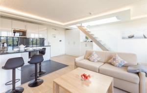 una sala de estar con un sofá y una mesa en Sky Suite Eden, en Binz