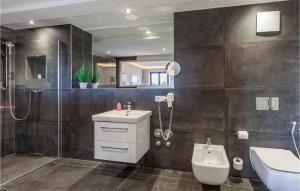 Un baño con lavabo, inodoro y ducha. en Sky Suite Eden, en Binz