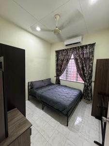 Кровать или кровати в номере JeeheenMuslimHomestay Melaka with WIFI 5G +6 фотографий