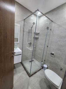 een badkamer met een douche, toilet en wastafel bij Évasion élégante à Marrakech in Marrakesh