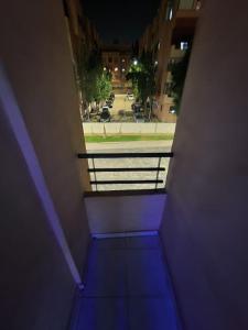 een trap met blauwe lichten aan de zijkant van een gebouw bij Évasion élégante à Marrakech in Marrakesh