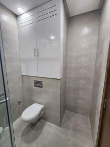 een badkamer met een toilet en een kast bij Évasion élégante à Marrakech in Marrakesh +7 foto's