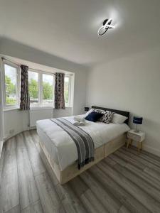 Gallery image of 4 Bedroom semi detached House London in Edgware