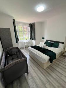une chambre avec un grand lit et une fenêtre dans l'établissement 4 Bedroom semi detached House London, à Edgware