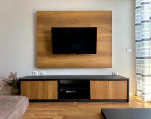 TV a/nebo společenská místnost v ubytování Luxury Seaview Apartments - by EKA Luxury Apartments