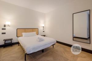 a bedroom with a bed and a large mirror at Magia Madrileña para 4 en Calle del Aguila E3 in Madrid