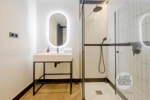 a bathroom with a sink and a shower at Magia Madrileña para 4 en Calle del Aguila E3 in Madrid +17 photos
