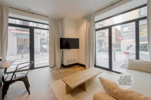 a living room with a couch and a tv at Magia Madrileña para 4 en Calle del Aguila E3 in Madrid