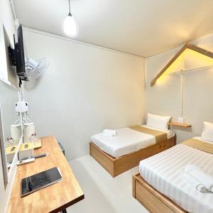Postel nebo postele na pokoji v ubytování Yoi Hotel krabi