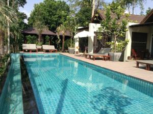 Der Swimmingpool an oder in der Nähe von Baan Klang Aow Beach Resort