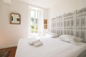 ein weißes Schlafzimmer mit einem großen weißen Bett und einem Spiegel in der Unterkunft Bastide les Oréades - Marseille in Marseille + 36 Fotos