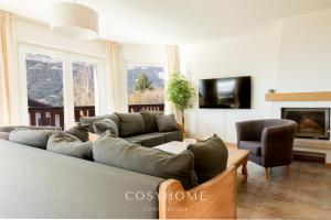 TV a/nebo společenská místnost v ubytování Chalet des Alpes - Sunset View - Crans-Montana + 28 fotografií