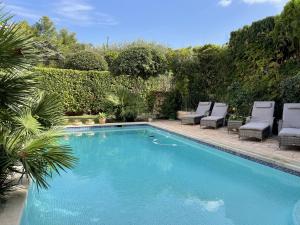 einen Pool mit Liegen und Stühlen im Hof in der Unterkunft Bastide les Oréades - Marseille in Marseille