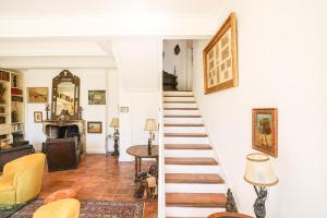 eine Treppe im Wohnzimmer mit Kamin in der Unterkunft Bastide les Oréades - Marseille in Marseille