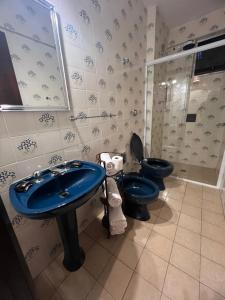 Ένα μπάνιο στο Apartamento 100 mts da praia +22 φωτογραφίες