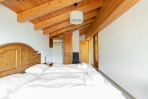 A bed or beds in a room at Chalet des Alpes - Sunset View - Crans-Montana