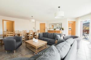 A seating area at Chalet des Alpes - Sunset View - Crans-Montana