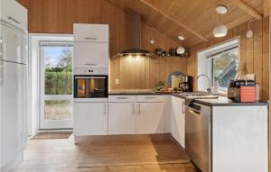 Η κουζίνα ή μικρή κουζίνα στο Two-Bedroom Holiday Home In Slagelse