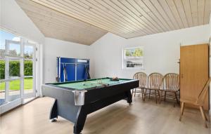Bøtø ByにあるHoliday Home Kaninstien Vi Dnmkのビリヤード台と椅子が備わる客室です。