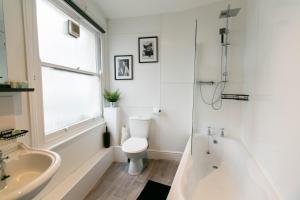 Koupelna v ubytování 3 Bed, 2 Bath Apt, City Centre, Parking