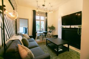 TV a/nebo společenská místnost v ubytování 3 Bed, 2 Bath Apt, City Centre, Parking