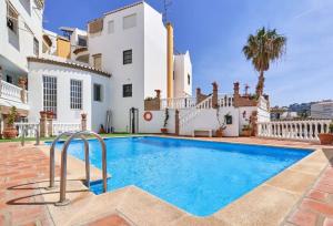 ein Swimmingpool vor einem Haus in der Unterkunft Apartamento Alcazar in Almuñécar
