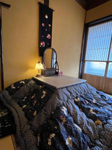 Postel nebo postele na pokoji v ubytování 宮島 町家宿 進龍庵
