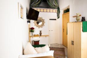 uma sala de estar com um sofá e um espelho em RIAD AMR em Tânger mais 37 fotografias
