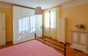 A bed or beds in a room at Beautiful Home In Castiglion Fiorentino