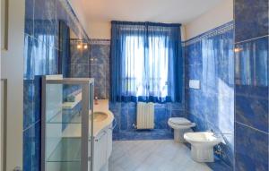 A bathroom at Beautiful Home In Castiglion Fiorentino