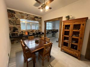 a dining room with a wooden table and chairs at Casa de Praia Muito Aconchegante in Santos